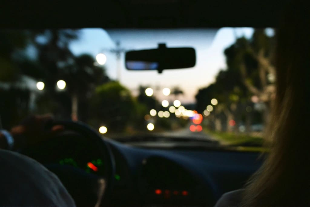 Interior de un coche al atardecer