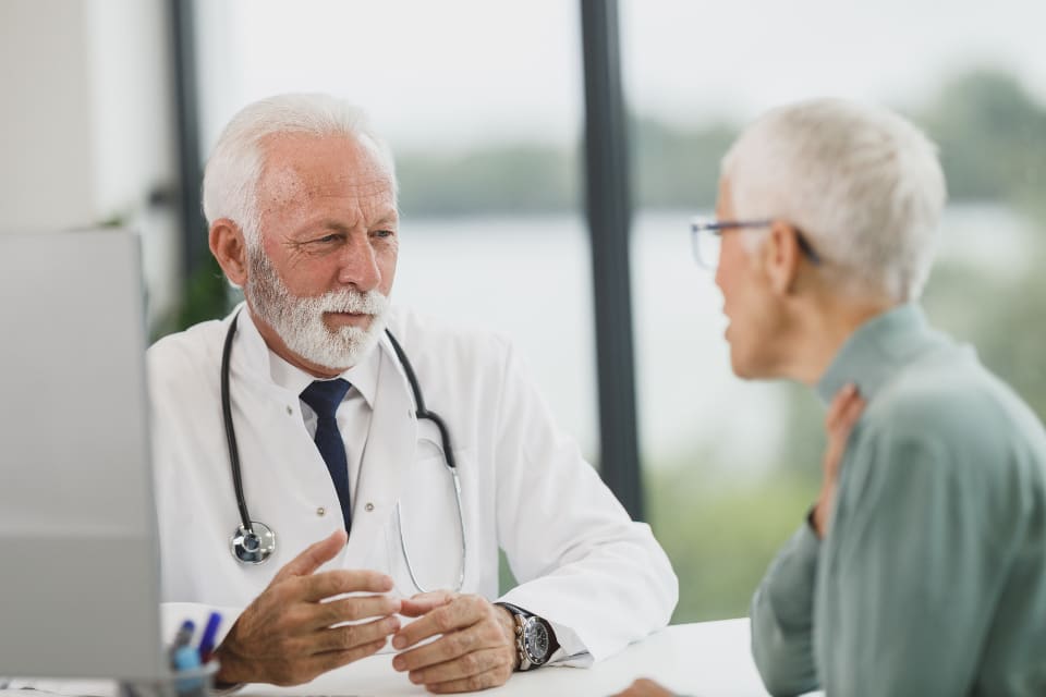 Médico hablando con una paciente en la consulta